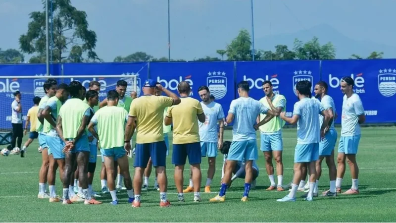 Bojan Hodak tegaskan tim siap tempur hadapi jadwal padat di Super League. (Dok. Persib)