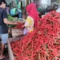 Tingginya harga cabai merah di Pasar Tanjung Bajure membuat ibu rumah tanggai mengurangi porsi belanja. (dok/metrojambi.com)