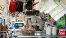 Perusahaan yang memproduksi bahan baku plastik dan biji plastik, mengungkapkan nafta merupakan cairan hidrokarbon menengah yang diolah dari minyak mentah. (FOTO:CNN Indonesia/Farid).