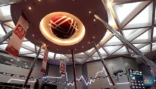 IHSG melemah 1,27% ke level 7.445,97 akibat tekanan saham BREN dan DSSA usai kebijakan MSCI. Sementara itu, harga minyak dunia naik karena ketegangan di Selat Hormuz.( Poto : CNBC Indonesia)