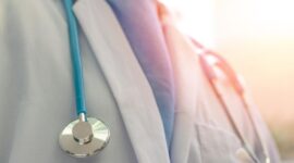 Ilustrasi dokter (Foto: Getty Images/Pornpak Khunatorn)