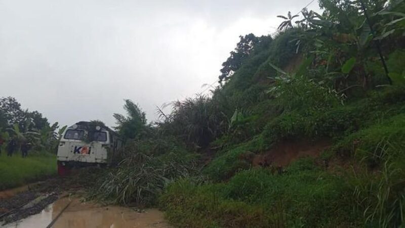 KA Ciremai Terjebak Longsor di Sasaksaat, Jalur Kereta Sempat Lumpuh ( dok.KAI via CNN Indonesia / CNBC Indonesia )