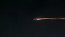 Benda bercahaya yang melintas di langit Lampung (Foto: Tangkapan layar)