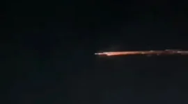 Benda bercahaya yang melintas di langit Lampung (Foto: Tangkapan layar)