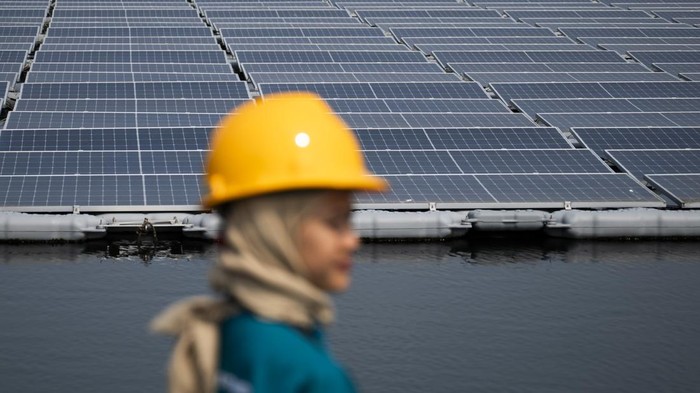 PLN Jalankan 21 Proyek PLTS, Tekan Penggunaan BBM (dok.ANTARA/Aprillio Akbar/detikfinance)