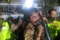 Master Limbad gigit knalpot brong saat razia di Cianjur (Foto: Ikbal Selamet/detikJabar)