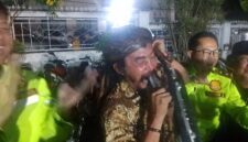 Master Limbad gigit knalpot brong saat razia di Cianjur (Foto: Ikbal Selamet/detikJabar)