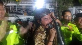 Master Limbad gigit knalpot brong saat razia di Cianjur (Foto: Ikbal Selamet/detikJabar)