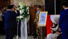 Presiden Prabowo memberikan penghormatan terakhir kepada prajurit TNI yang gugur di Lebanon (Foto: Dok. Instagram Prabowo)