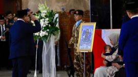 Presiden Prabowo memberikan penghormatan terakhir kepada prajurit TNI yang gugur di Lebanon (Foto: Dok. Instagram Prabowo)