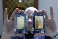 Foto: Seorang konsumen membeli emas Logam Mulia di Butik Emas di Galeri 24, Jakarta, Senin (2/6/2025). Harga emas Logam Mulia produksi PT Antam Tbk, kembali terbang pada hari ini. (CNBC Indonesia/Trisusilo)