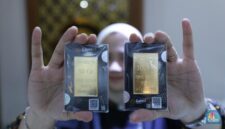 Foto: Seorang konsumen membeli emas Logam Mulia di Butik Emas di Galeri 24, Jakarta, Senin (2/6/2025). Harga emas Logam Mulia produksi PT Antam Tbk, kembali terbang pada hari ini. (CNBC Indonesia/Trisusilo)