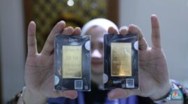 Foto: Seorang konsumen membeli emas Logam Mulia di Butik Emas di Galeri 24, Jakarta, Senin (2/6/2025). Harga emas Logam Mulia produksi PT Antam Tbk, kembali terbang pada hari ini. (CNBC Indonesia/Trisusilo)