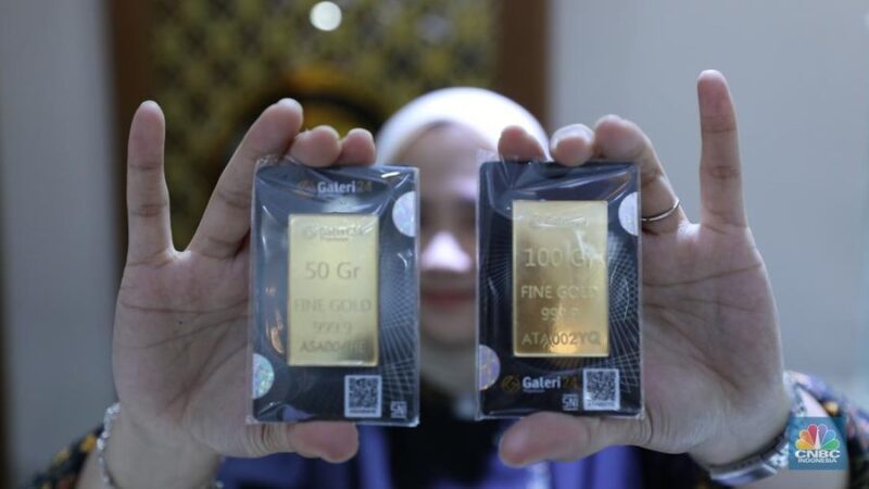 Foto: Seorang konsumen membeli emas Logam Mulia di Butik Emas di Galeri 24, Jakarta, Senin (2/6/2025). Harga emas Logam Mulia produksi PT Antam Tbk, kembali terbang pada hari ini. (CNBC Indonesia/Trisusilo)
