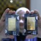 Foto: Seorang konsumen membeli emas Logam Mulia di Butik Emas di Galeri 24, Jakarta, Senin (2/6/2025). Harga emas Logam Mulia produksi PT Antam Tbk, kembali terbang pada hari ini. (CNBC Indonesia/Trisusilo)