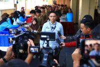 SPPG Polri Pejaten uji coba sistem MBG prasmanan di SMA Kemala Bhayangkari 1 Jakarta. Program ini melatih disiplin siswa sekaligus meningkatkan layanan gizi.( Poto : detiknews).