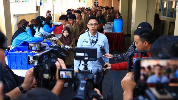 SPPG Polri Pejaten uji coba sistem MBG prasmanan di SMA Kemala Bhayangkari 1 Jakarta. Program ini melatih disiplin siswa sekaligus meningkatkan layanan gizi.( Poto : detiknews).
