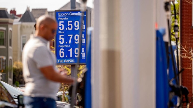 Warga AS kesal harga BBM naik buntut Trump perang di Iran. Foto: Getty Images via AFP/ANDREW HARNIK