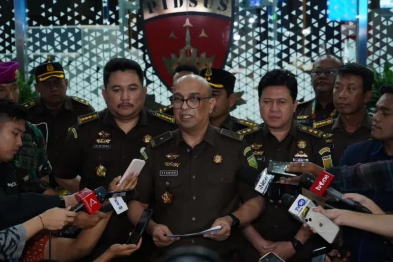 Direktur Penyidikan Jaksa Agung Muda Bidang Tindak Pidana Khusus (Jampidsus) Kejagung Syarief Sulaeman Nahdi (tengah)( Poto : ANTARA  ).
