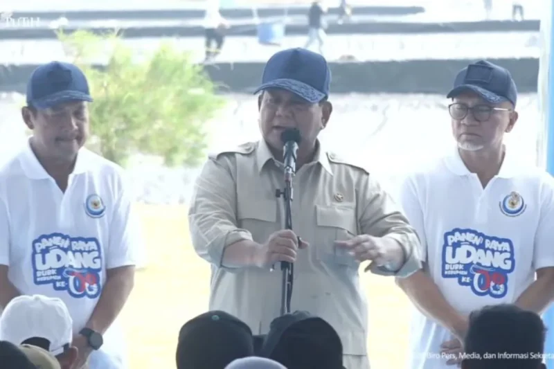 Presiden Prabowo Subianto menyampaikan pidato usai panen raya udang di Tambak Budidaya Udang Berbasis Kawasan (BUBK) Kebumen, Sabtu (23/5/2026). ( Poto : ANTARA ).