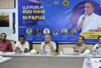 Wakil Menteri HAM Mugiyanto (tengah) dalam uji publik revisi UU HAM di Jayapura, Sabtu (30/5/2026). ( Poto : ANTARA )
