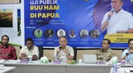 Wakil Menteri HAM Mugiyanto (tengah) dalam uji publik revisi UU HAM di Jayapura, Sabtu (30/5/2026). ( Poto : ANTARA )
