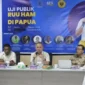 Wakil Menteri HAM Mugiyanto (tengah) dalam uji publik revisi UU HAM di Jayapura, Sabtu (30/5/2026). ( Poto : ANTARA )