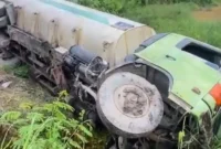 Truk tangki CPO terguling di Jalan Lingkar Selatan Jambi akibat diduga sopir mengantuk. Insiden ini sempat menyebabkan kemacetan namun tidak menimbulkan korban jiwa.( Poto : Tribunjambi.com ).