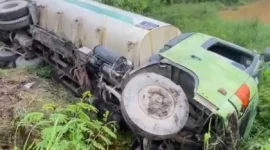 Truk tangki CPO terguling di Jalan Lingkar Selatan Jambi akibat diduga sopir mengantuk. Insiden ini sempat menyebabkan kemacetan namun tidak menimbulkan korban jiwa.( Poto : Tribunjambi.com ).