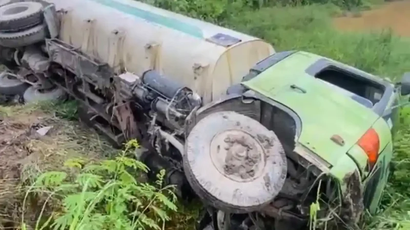 Truk tangki CPO terguling di Jalan Lingkar Selatan Jambi akibat diduga sopir mengantuk. Insiden ini sempat menyebabkan kemacetan namun tidak menimbulkan korban jiwa.( Poto : Tribunjambi.com ).