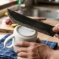 Pelajari cara mengasah pisau kurban dengan barang dapur sederhana seperti cangkir keramik, amplas, dan batu bata. Praktis, cepat, dan bisa dilakukan di rumah tanpa alat khusus.( Poto : brilio.net ).
