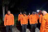 Tim SAR mencari korban. ( Poto : TVRI Sumatera Barat ).