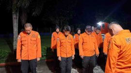 Tim SAR mencari korban. ( Poto : TVRI Sumatera Barat ).