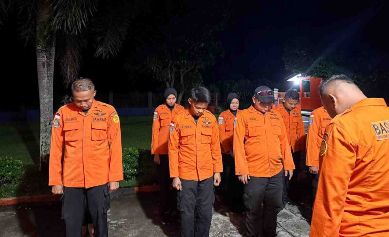 Tim SAR mencari korban. ( Poto : TVRI Sumatera Barat ).