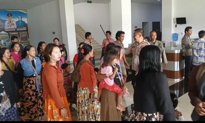 Ratusan warga Suku Anak Dalam (SAD) menggelar aksi di Kantor Bupati Merangin, Kamis (21/05/2026).( Poto : JambiPrima.com).