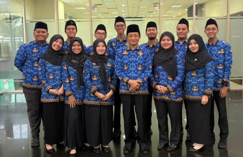 Menag bersama PNS yang dilatik ( Poto : JAMBIEKSPRES.CO.ID )