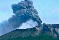 Gunung Ile Lewotolok di Lembata meletus 19 kali dalam sehari.( Poto : Mongabay ).