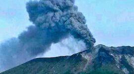 Gunung Ile Lewotolok di Lembata meletus 19 kali dalam sehari.( Poto : Mongabay ).