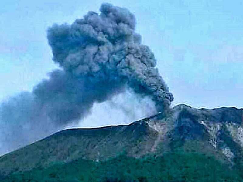 Gunung Ile Lewotolok di Lembata meletus 19 kali dalam sehari.( Poto : Mongabay ).