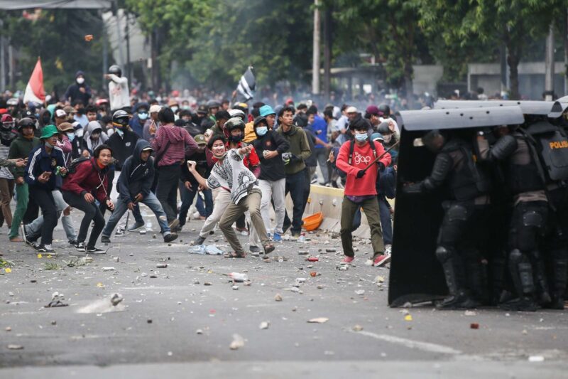 Kericuhan terjadi saat demonstrasi menolak UU Cipta Kerja di kawasan Istana Negara, Jakarta, Kamis (8/10/2020).( Poto : Kompas.com ).