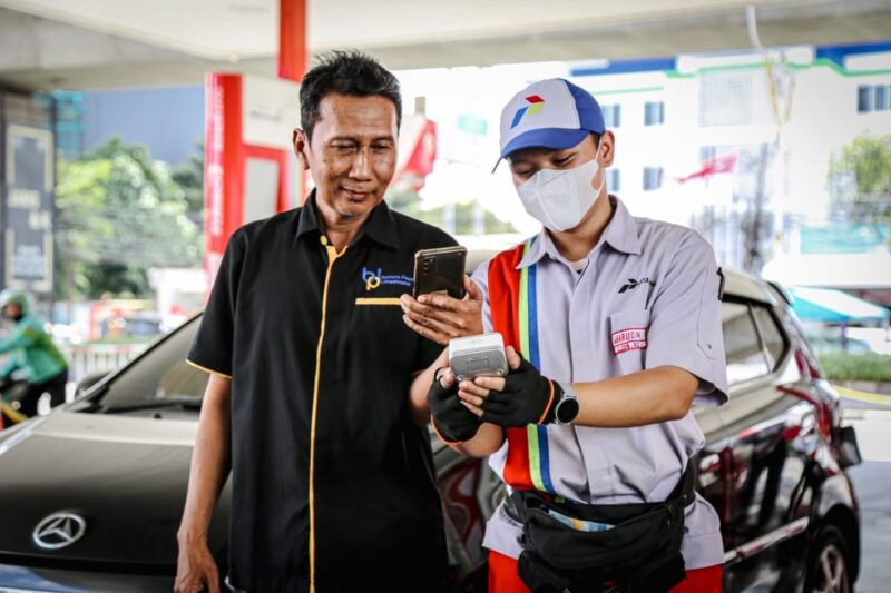 Ilustrasi pembelian BBM subsidi, barcode BBM subsidi. Cara daftar barcode BBM subsidi. Cara bikin barcode BBM subsidi. Subsidi Tepat.(Dok. Pertamina)