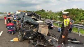 Mobil Gus Hilman Hantam Truk, Dua Orang Tewas( Poto : ANTARA ).