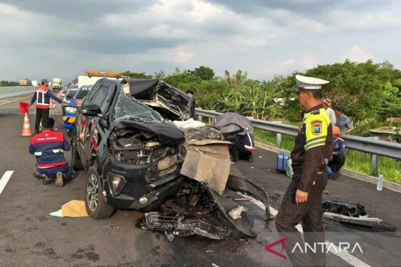 Mobil Gus Hilman Hantam Truk, Dua Orang Tewas( Poto : ANTARA ).