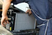 Seorang teknisi sedang memeriksa radiator mobil ( Poto : kompas.com )