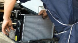 Seorang teknisi sedang memeriksa radiator mobil ( Poto : kompas.com )