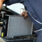 Seorang teknisi sedang memeriksa radiator mobil ( Poto : kompas.com )