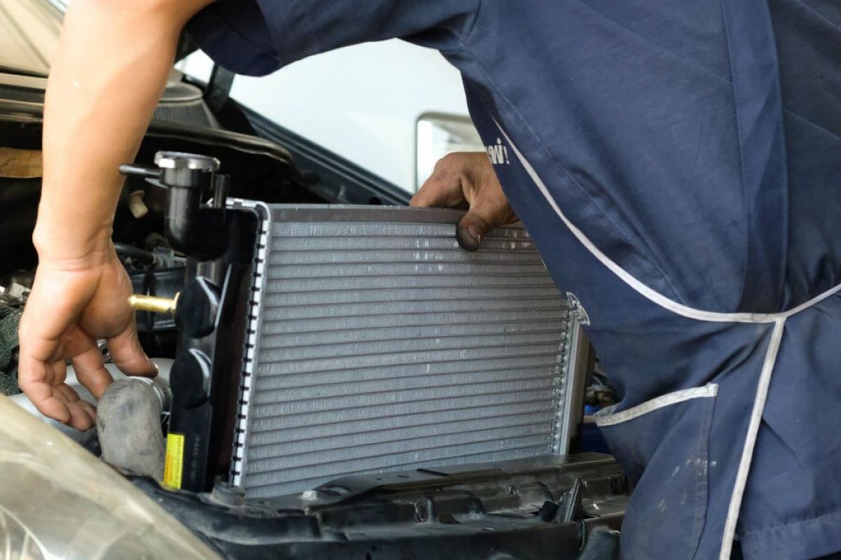 Seorang teknisi sedang memeriksa radiator mobil ( Poto : kompas.com )