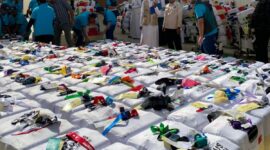 Petugas Bandara Jeddah menyita 100 slop rokok dari koper jemaah haji Indonesia karena melebihi batas aturan barang bawaan yang ditetapkan Arab Saudi.( Poto : KOMPAS.com ).