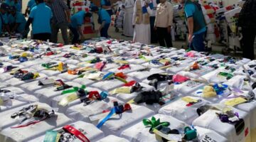 Petugas Bandara Jeddah menyita 100 slop rokok dari koper jemaah haji Indonesia karena melebihi batas aturan barang bawaan yang ditetapkan Arab Saudi.( Poto : KOMPAS.com ).