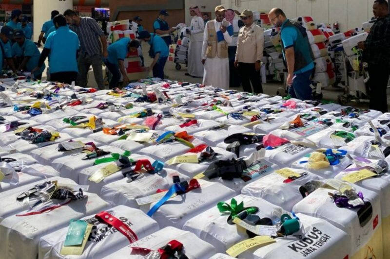 Petugas Bandara Jeddah menyita 100 slop rokok dari koper jemaah haji Indonesia karena melebihi batas aturan barang bawaan yang ditetapkan Arab Saudi.( Poto : KOMPAS.com ).